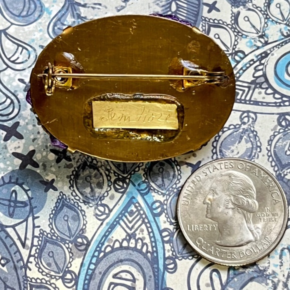 LENA FIORE Sparkling Embellished Metal Oval Brooch - Picture 2 of 4